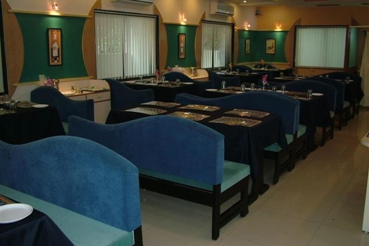 Dwaraka Residency Hotel Kākināda Exterior foto